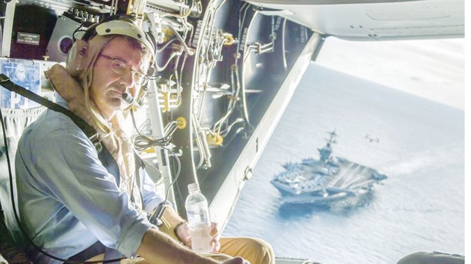 Bộ trưởng Quốc phòng Mỹ Ashton Carter trên trực thăng thị sát tàu sân bay đi qua biển Đông ngày 5/11. Ảnh: Getty Images
