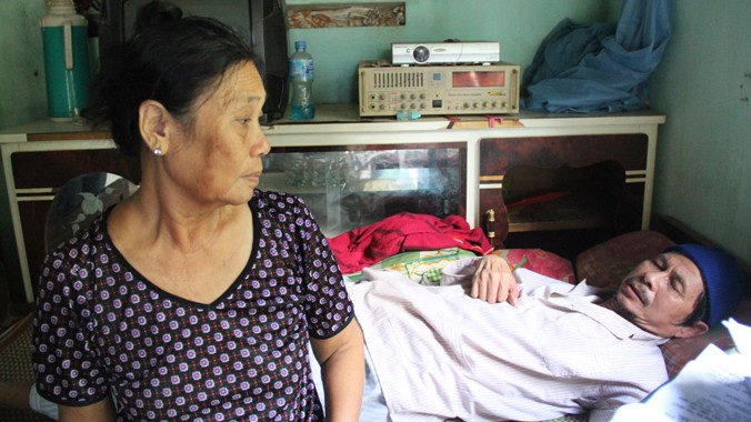 Bà Thái Thị Oanh đang chăm chồng bị tai biến, cuộc sống khó khăn nay lại càng thêm chật vật. Ảnh: H. Văn