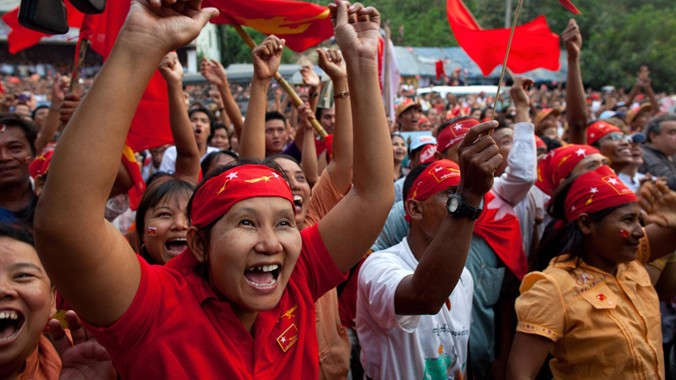 Những người ủng hộ đảng đối lập của bà Aung San Suu Kyi ăn mừng chiến thắng. Ảnh: BBC