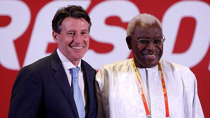 Chủ tịch IAAF Sebastian Coe (trái) và nguyên chủ tịch IAAF Lamine Diack. Ảnh: GETTY IMAGES 