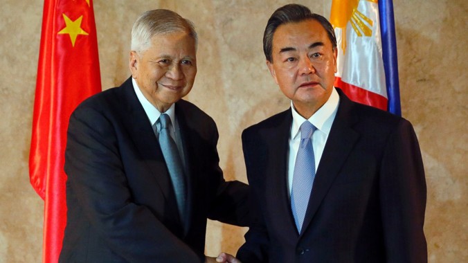 Ngoại trưởng Philippines Albert del Rosario và người đồng cấp Trung Quốc Vương Nghị (phải) tại Manila. Ảnh: ABC News