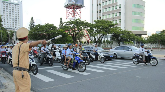 CSGT Đà Nẵng đang điều tiết giao thông. Ảnh: Nam Cường