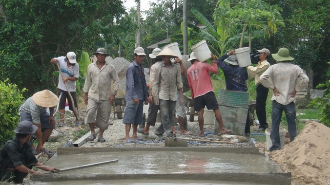 Người dân Phước Long làm đường giao thông nông thôn. Ảnh: Sáu Nghệ 