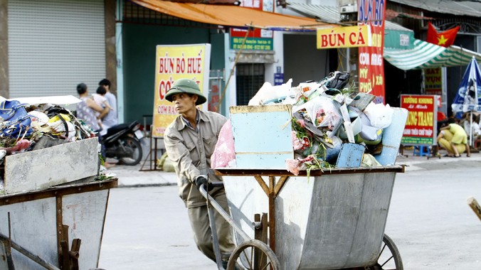 Việc tăng phí thu gom rác thải sẽ nâng cao hiệu quả thu gom rác thải ở các đô thị? Ảnh minh họa: Như Ý