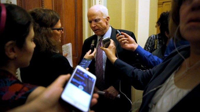Thượng nghị sĩ Mỹ John McCain trả lời báo giới ở Washington. Ảnh: Today Online