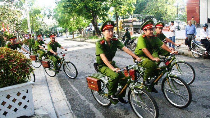Hình ảnh chiến sĩ cảnh sát khu vực gắn với chiếc xe đạp qua các nẻo phố phường tạo cảm giác gần gũi, thân thiện trong dân chúng. Ảnh: Ngọc Văn 