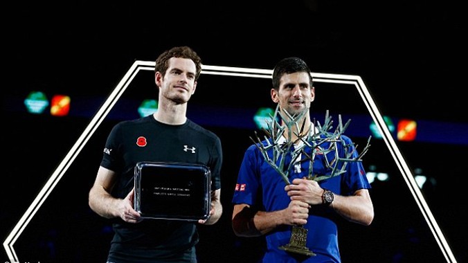 Novak Djokovic (phải) và Andy Murray nhận giải thưởng sau trận chung kết Paris Masters cuối tuần trước. Ảnh: GETTY IMAGES
