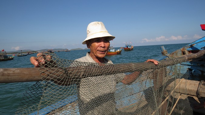 Nghệ nhân Phạm Ngọc Thức đang say sưa hát ru trên biển