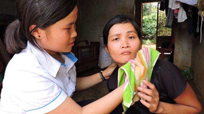 Thu Hiền chăm sóc người mẹ tật nguyền