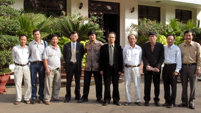 Phóng viên Nguyễn Đình Quân và phóng viên Hồ Việt Khuê (thứ nhất và thứ 3 từ trái sang) cùng các đồng nghiệp và luật sư ngày 12/3/2005, sau khi bản án sơ thẩm (lần 2) vụ án vườn điều bị tuyên hủy.