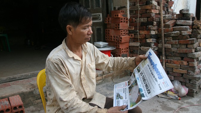 Ông Nguyễn Thanh Chấn bên tờ báo Tiền Phong.