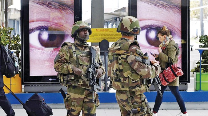 Cảnh sát canh gác ở nhà ga Austerlitz tại Paris. Ảnh: Getty Images