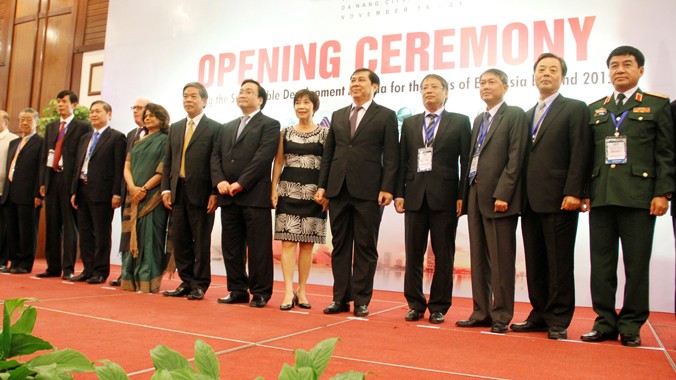 Đại diện các quốc gia thành viên của Tổ chức Đối tác về quản lý môi trường các biển Đông Á (PEMSEA) tại Đại hội biển Đông Á lần 5