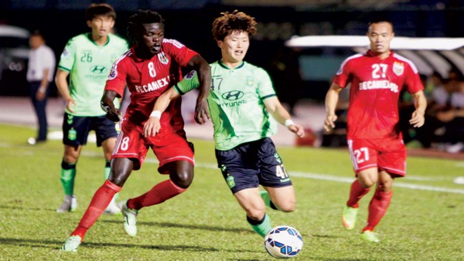 Trong chuyến du học bóng đá Hàn Quốc, VPF sẽ nghiên cứu tổ chức bộ máy, đào tạo của CLB Jeonbuk Huyndai (áo xanh), đội bóng từng 2 lần đánh bại B.Bình Dương tại AFC Champions League. Ảnh: Dư Hải