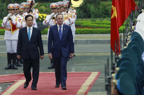 Thủ tướng Nguyễn Tấn Dũng và Thủ tướng John Key duyệt đội danh dự 