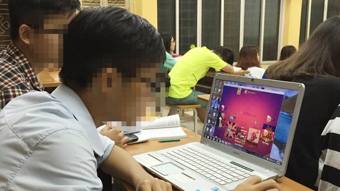 Sinh viên mải mê chơi game trong giờ học tại một trường đại học nổi tiếng ở Hà Nội