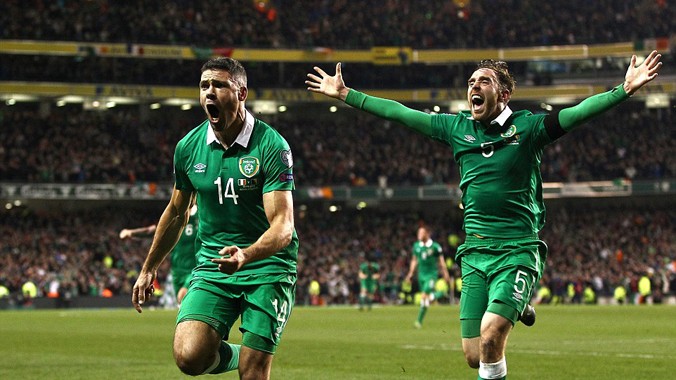 Các cầu thủ Ireland ăn mừng bàn thắng mang lại tấm vé dự VCK Euro 2016. Ảnh: BPI