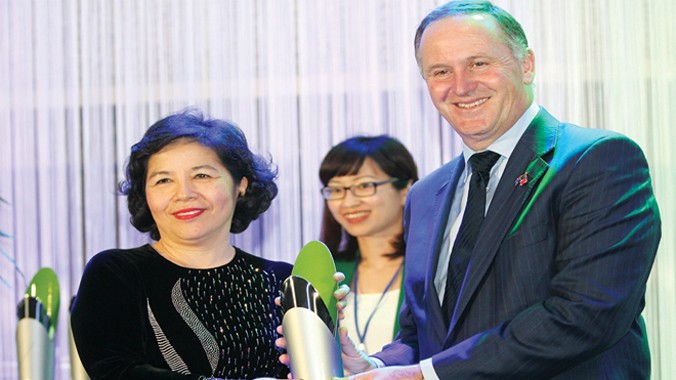 Thủ tướng John Key trao giải thưởng New Zealand ASEAN cho bà Mai Kiều Liên - Tổng Giám đốc Vinamilk. Ảnh: Xuân Phú
