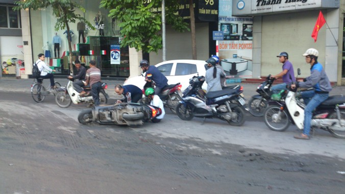 Nhiều xe máy bị đổ trên đường Trần Duy Hưng sáng 17/11 vì bùn đổ ra đường trơn trượt. Ảnh: Xuân Ân
