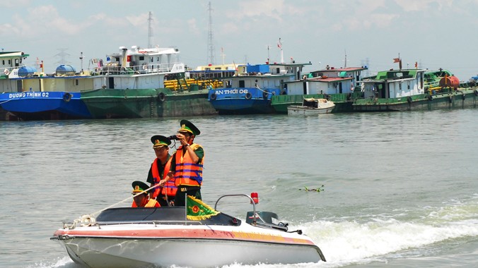 Bộ đội Biên phòng TPHCM tuần tra kiểm soát trên sông Sài Gòn.
