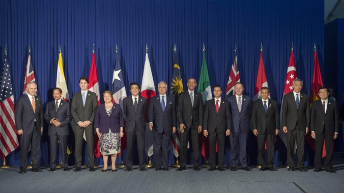 Chủ tịch nước Trương Tấn Sang (ngoài cùng, bên phải) và lãnh đạo 11 quốc gia tham gia TPP chụp ảnh chung tại phiên họp bên lề Hội nghị Cấp cao APEC ngày 18/11. Ảnh: TTXVN