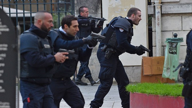Cảnh sát Pháp trong vụ đấu súng, tiêu diệt 3 kẻ khủng bố. Ảnh: Daily Mail