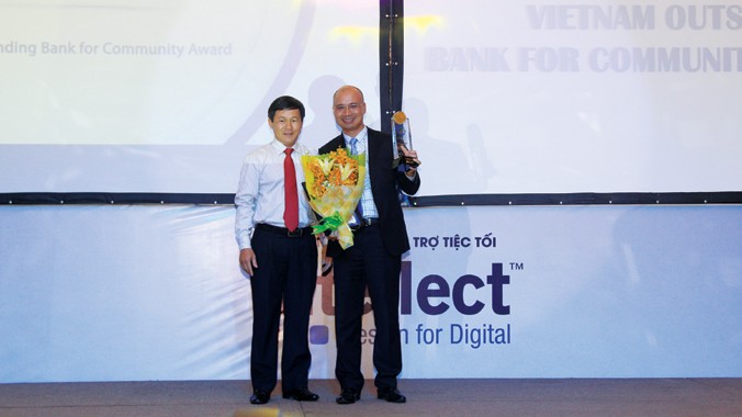 Ông Chu Nguyên Bình - Phó TGĐ BAC A BANK (bên phải) thay mặt ngân hàng nhận giải thưởng.