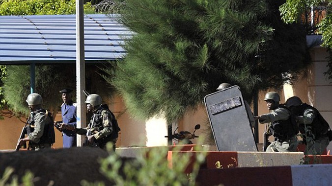 Binh sĩ Mali bao vây khách sạn. Ảnh: Getty Images