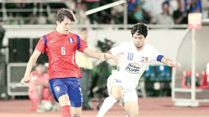 Công Phượng (trái) và đồng đội gặp bất lợi trong việc bảo vệ ngôi vô địch tại giải U21 quốc tế sau khi để thua U19 Hàn Quốc ở trận ra quân. Ảnh: T.Vũ