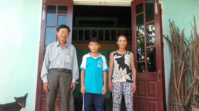 Ông Mai Văn Sáu và căn nhà cao ráo phòng lụt của bà Hạnh mà ông đã hỗ trợ xe đất, xi măng. Ảnh: Nguyễn Trang