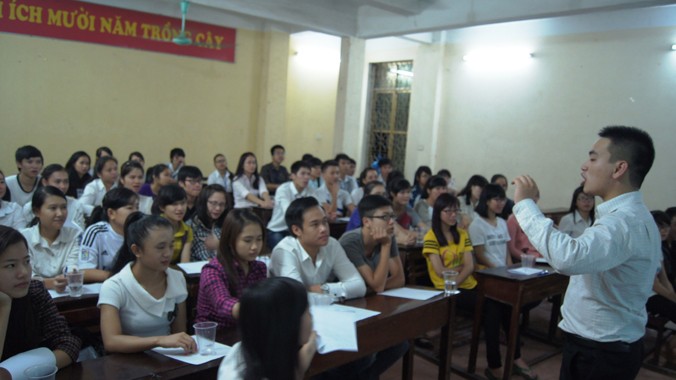 Lớp học tiếng Anh của Tiệp thu hút đông đảo sinh viên. Ảnh: Quang Lộc