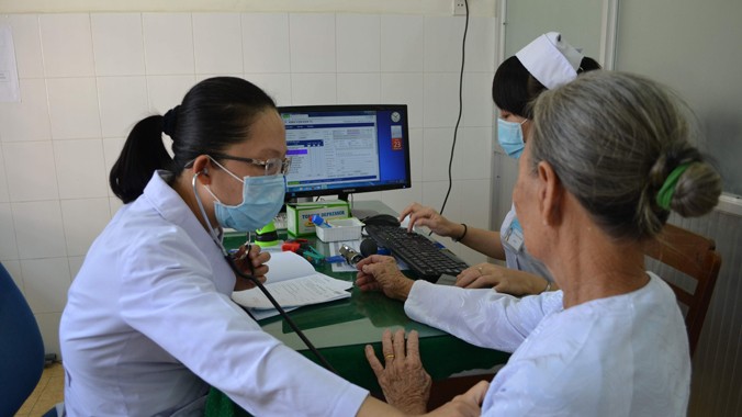 Bác sỹ sử dụng phần mềm bệnh viện điện tử phục vụ công tác khám bệnh tại Trung tâm Y tế thành phố Mỹ Tho, tỉnh Tiền Giang. Ảnh: Quang Hùng