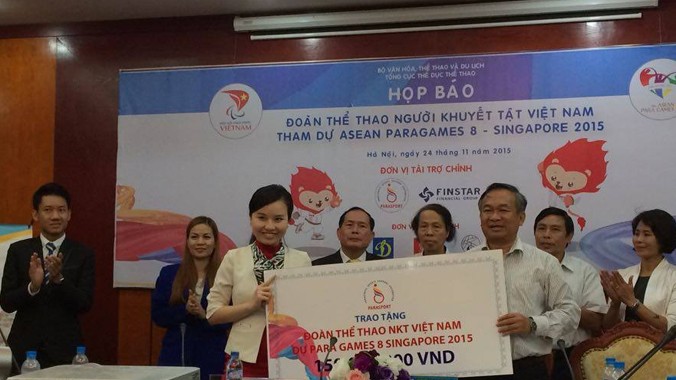 Đoàn thể thao Người khuyết tật Việt Nam nhận tài trợ 150 triệu đồng từ Quỹ Parasport. Ảnh: NP