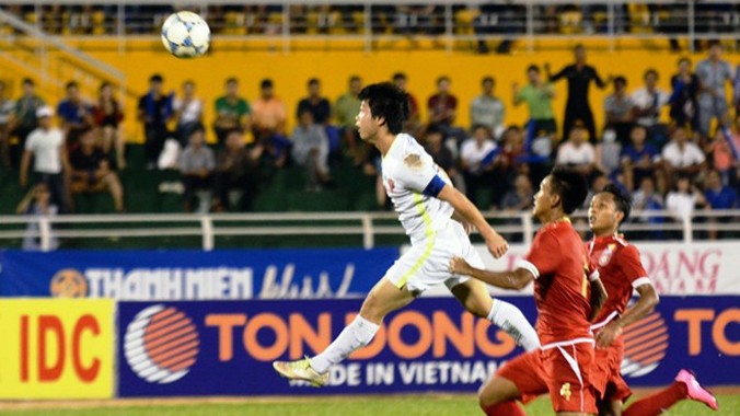 Công Phượng ghi bàn gỡ hoà cho U21 HAGL trong trận thắng U21 Myanmar tối qua. Ảnh: T.Vũ