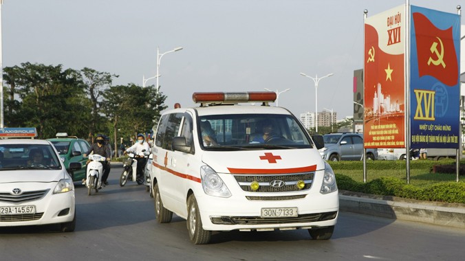 Xe cứu thương không có logo bệnh viện chạy trên đường Cổ Linh, Long Biên- Hà Nội. Ảnh: Như Ý
