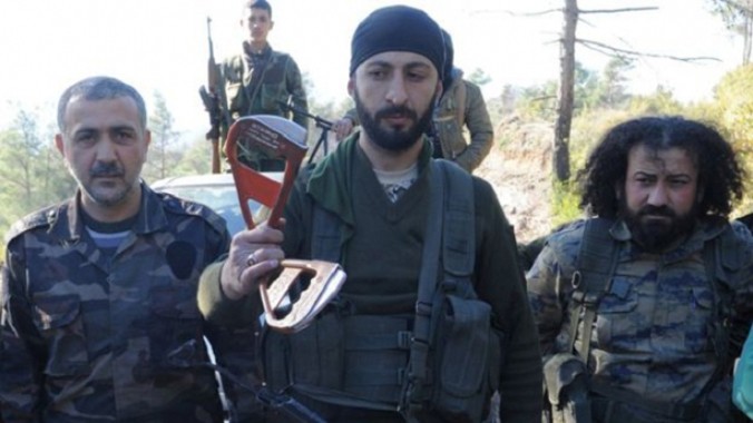 Ở làng Yamadi phía bắc Syria, các tay súng nổi dậy người Turk cầm vật giống bộ phận của thiết bị sơ tán khỏi máy bay của phi công Nga. Ảnh: BBC