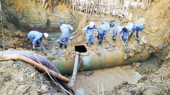 Công nhân khắc phục sự cố vỡ đường ống nước sông Đà. Ảnh: Thanh Hà