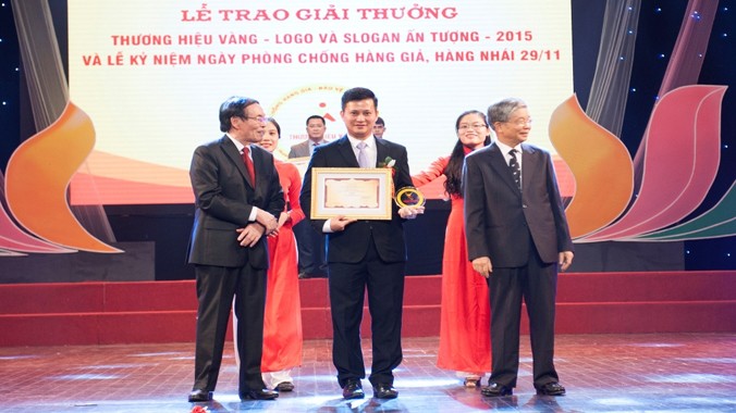 Phó Tổng Giám đốc Trần Công Quỳnh Lân đại diện VietinBank nhận Giải thưởng Thương hiệu vàng, logo và slogan ấn tượng năm 2015.