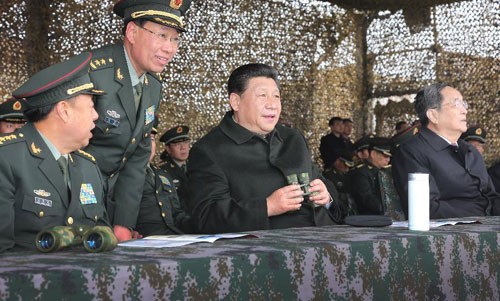 Ông Tập Cận Bình theo dõi một cuộc diễn tập của quân đội Trung Quốc