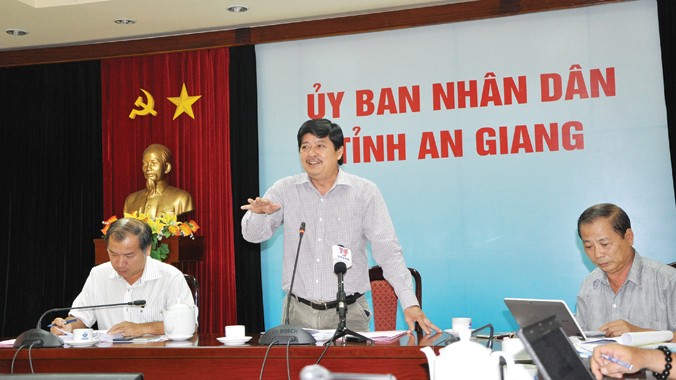 Phó chủ tịch UBND tỉnh An Giang, ông Hồ Việt Hiệp trả lời phóng viên tại buổi họp báo.