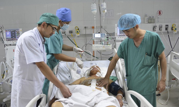 Bệnh nhân Hoà đang được hồi sức tích cực sau ca đại phẫu. Ảnh: Dân Trí