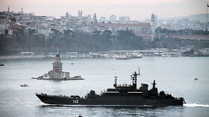 Tàu đổ bộ Nga trên eo biển Bosphorus.