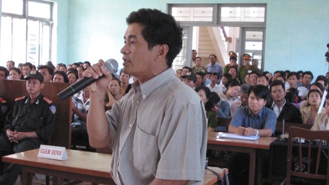 Nguyên điều tra viên Cao Văn Hùng tại phiên tòa phúc thẩm (lần 3) vụ án vườn điều, ngày 10/3/2005.