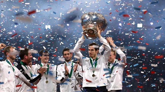 Andy Murray nâng cao chiếc cúp Davis Cup, chấm dứt 79 năm chờ đợi cho làng tennis vương quốc Anh. Ảnh: PA