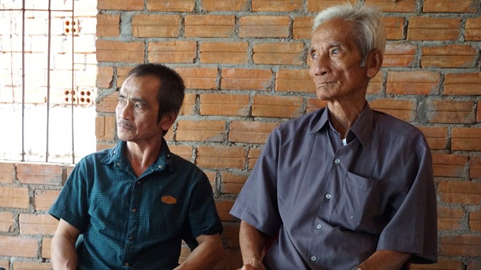 Ông Huỳnh Văn Nén (trái) và bố là ông Huỳnh Văn Truyện, người gần 18 năm bền bỉ kêu oan cho con.