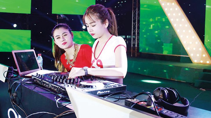 DJ Hồng Phấn và DJ Tiểu My.