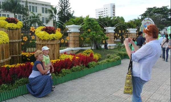 Khách du lịch Nga ở Nha Trang. Ảnh: Lao Động