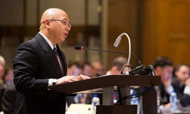 Trưởng đoàn luật sư Philippines Florin T. Hilbay đọc tuyên bố của Manila tại tòa. 