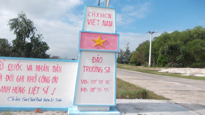 Mô phỏng cột mốc chủ quyền Trường Sa do cựu chiến binh đóng góp xây dựng. Ảnh: Nguyễn Trang