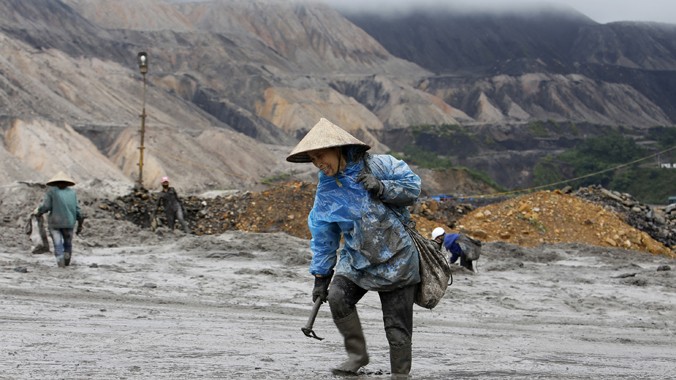 Các chuyên gia cho rằng, Việt Nam cần nhanh chóng gia nhập EITI. (Trong ảnh: Nhiều người dân đang khai thác than tại bãi than Mông Dương-Quảng Ninh năm 2015) Ảnh: Như Ý